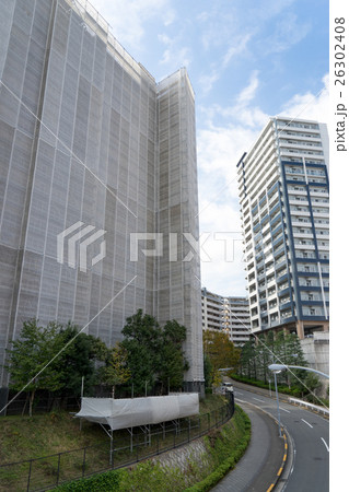 修繕工事中のマンションと町並み 26302408