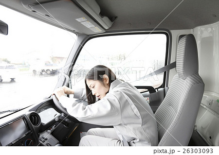 疲れた女性トラック運転手イメージの写真素材