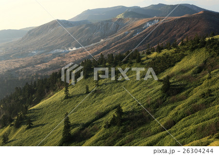 晩秋の渋峠より望む草津白根山 26304244