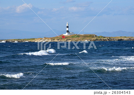 下北半島 大間崎灯台　背後の山脈は北海道 26304543