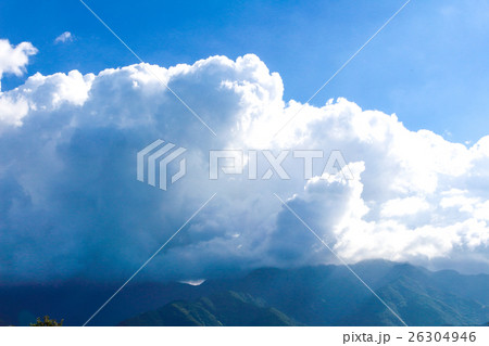 湧き上がる雲 26304946