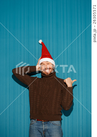 Smiling christmas man wearing a santa hat 26305571