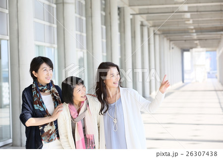 ミドル　女性　仲良し　 26307438