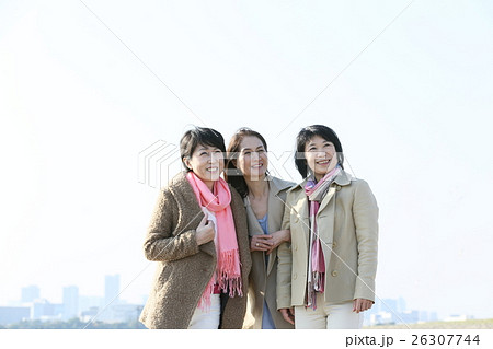 冬の海とミドル女性　 26307744