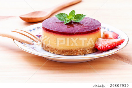 Strawberry cheesecake with fresh mint leaves . Strawberry cheesecake with fresh mint leaves . 26307939