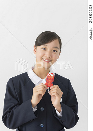 受験イメージ　お守りを持つ中学生 26309138