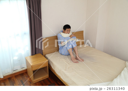 悩むミドル男性 26311340