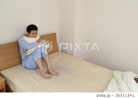 悩むミドル男性 悩むミドル男性 26311341