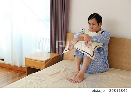 悩むミドル男性 悩むミドル男性 26311342