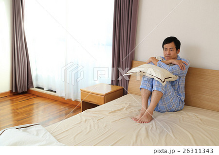 悩むミドル男性 26311343