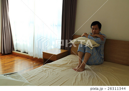 悩むミドル男性 26311344