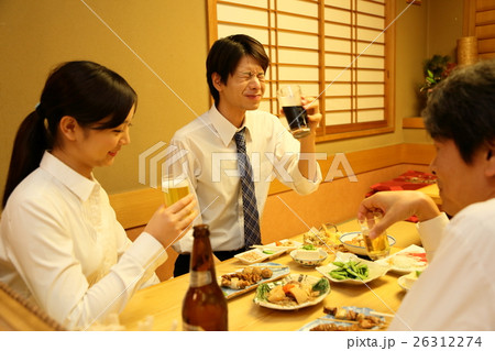 忘年会　居酒屋　下戸　炭酸飲料を飲む　 26312274