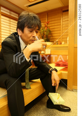 忘年会　居酒屋　酔っ払い　 26312580