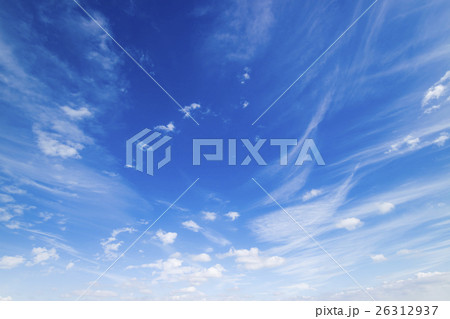 青空　空　雲　秋の空　背景　背景素材　10月　コピースペース 26312937