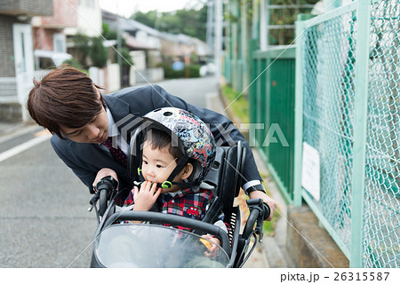 パパと幼児、子供乗せ自転車で出勤 26315587