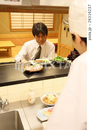一人飲み　居酒屋　板前　接客 26316237