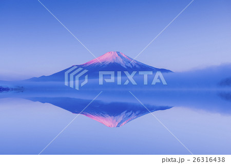 富士山　山中湖からの逆さ紅富士（合成） 26316438
