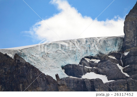 Zoomed in snow on mountain, Banff National Park 26317452