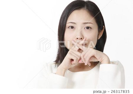 バツ印の若い女性 26317835