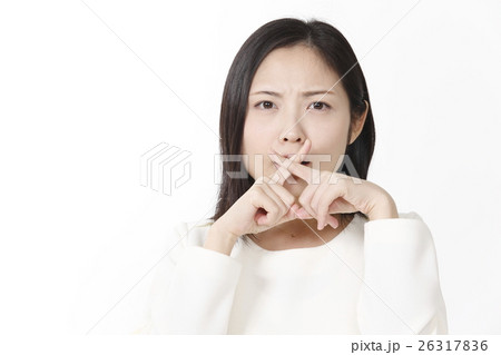 バツ印の若い女性 26317836
