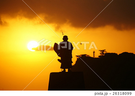 日蓮聖人像越しの朝陽 26318099