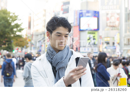 男性　渋谷駅前　渋谷スクランブル交差点前でスマホを操作　屋外 26318260
