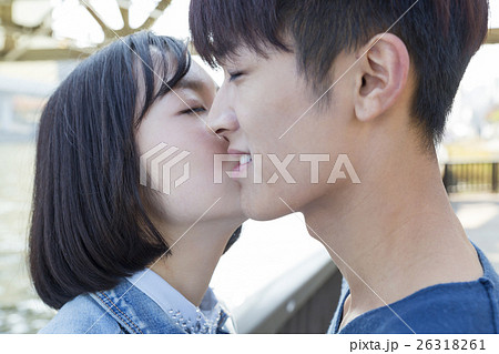 男女 恋人 カップル キス 口づけ 愛 幸せ 屋外 隅田川 の写真素材