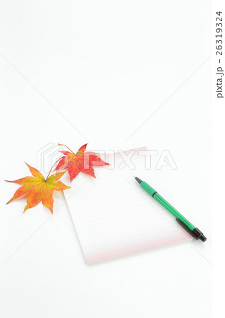 もみじと便箋とボールペン もみじと便箋とボールペン 26319324