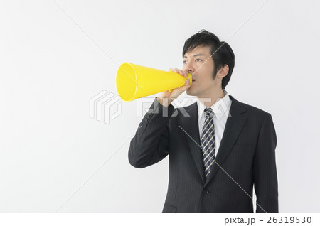 メガホンで怒るビジネスマン 26319530