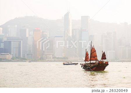 Chinese wooden sailing ship with red sails Chinese wooden sailing ship with red sails 26320049