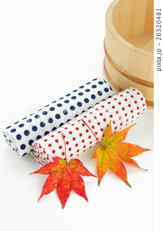 もみじと日本手ぬぐいと風呂桶 秋の温泉イメージ もみじと日本手ぬぐいと風呂桶 秋の温泉イメージ 26320481