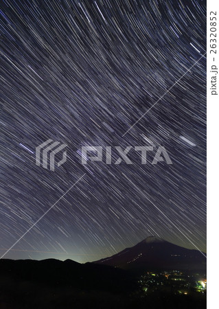 星降る富士山（山中湖・明神山にて） 26320852