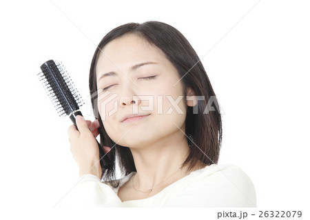 髪を乾かす若い女性 26322079