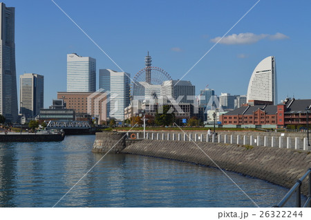 横浜、象の鼻から見たみなとみらい地区。観覧車、ランドマークタワー、赤レンガ倉庫が見えます。 26322244