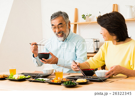 シニアの夫婦 食生活 の写真素材