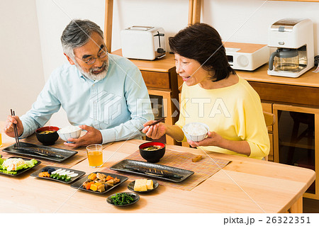 シニアの夫婦 食生活 の写真素材