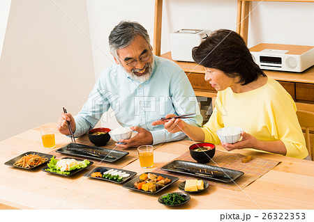 シニアの夫婦 食生活 の写真素材