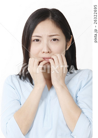 怖がる若い女性 26322695