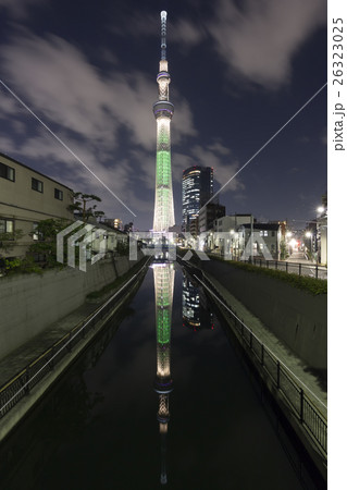 クリスマス限定ライティング・シャンパンツリーの逆さ東京スカイツリー クリスマス限定ライティング・シャンパンツリーの逆さ東京スカイツリー 26323025