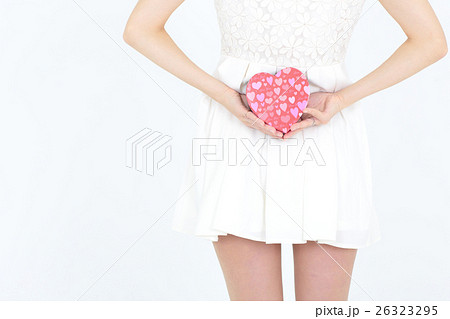 若い女性　バレンタイン 26323295