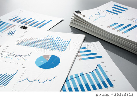 報告書の準備 書類の山 の写真素材