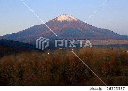 山中湖・明神山から見る夜明けの富士山 山中湖・明神山から見る夜明けの富士山 26325587