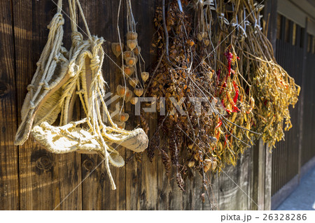 昔の田舎の軒先にある風物詩 昔の田舎の軒先にある風物詩 26328286