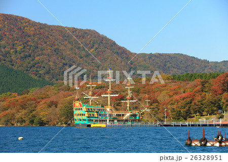 箱根海賊船と紅葉の芦ノ湖 26328951