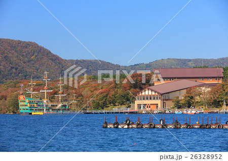 箱根海賊船と紅葉の芦ノ湖 箱根海賊船と紅葉の芦ノ湖 26328952