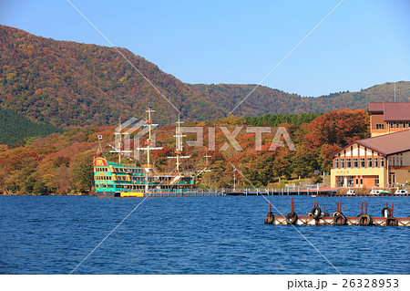箱根海賊船と紅葉の芦ノ湖 箱根海賊船と紅葉の芦ノ湖 26328953