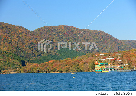 箱根海賊船と紅葉の芦ノ湖 26328955