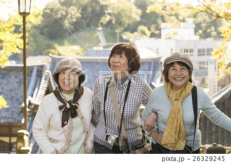 旅行をするシニア女性 26329245