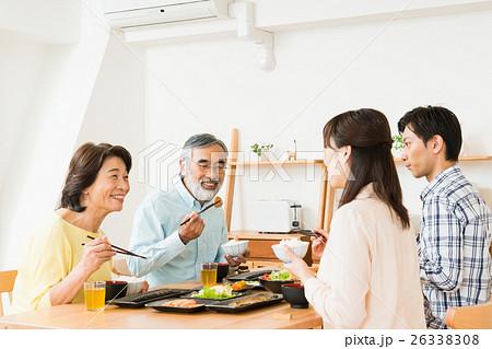 家族 食事 の写真素材