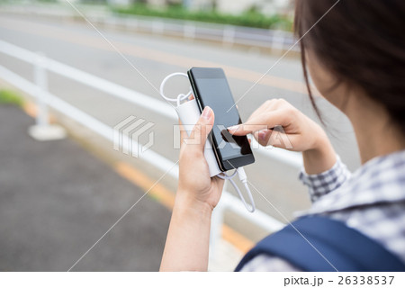 スマートフォンと女性 スマートフォンと女性 26338537